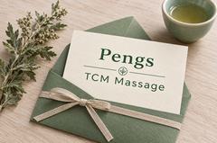 Et gavekort med Pengs TCM Massage-logoet i en grøn kuvert med hørbånd.